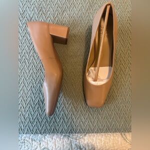 NWT in box Elegant Naturaluzer Tan Block Heel Pumps